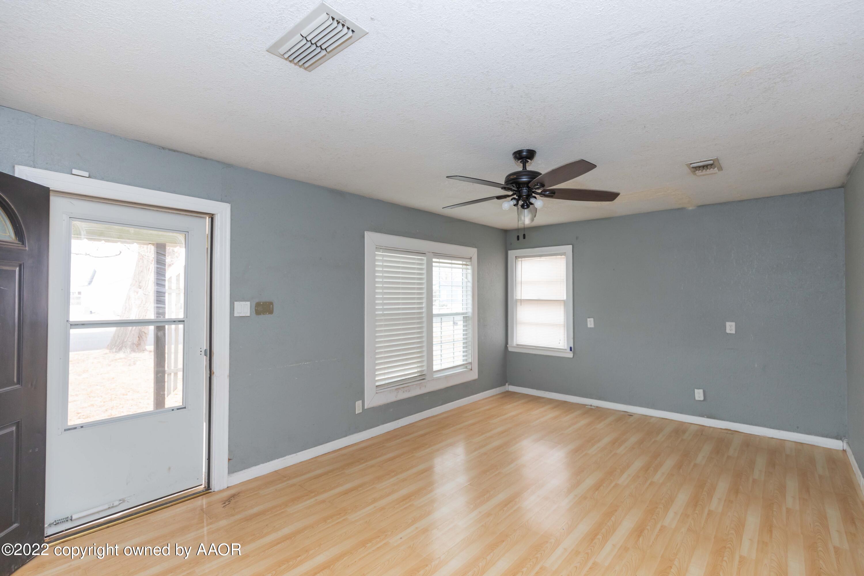 4013 Parker Street Amarillo, TX 79110 - Photo 4 of 23 LIVING ROOM VIEW 1