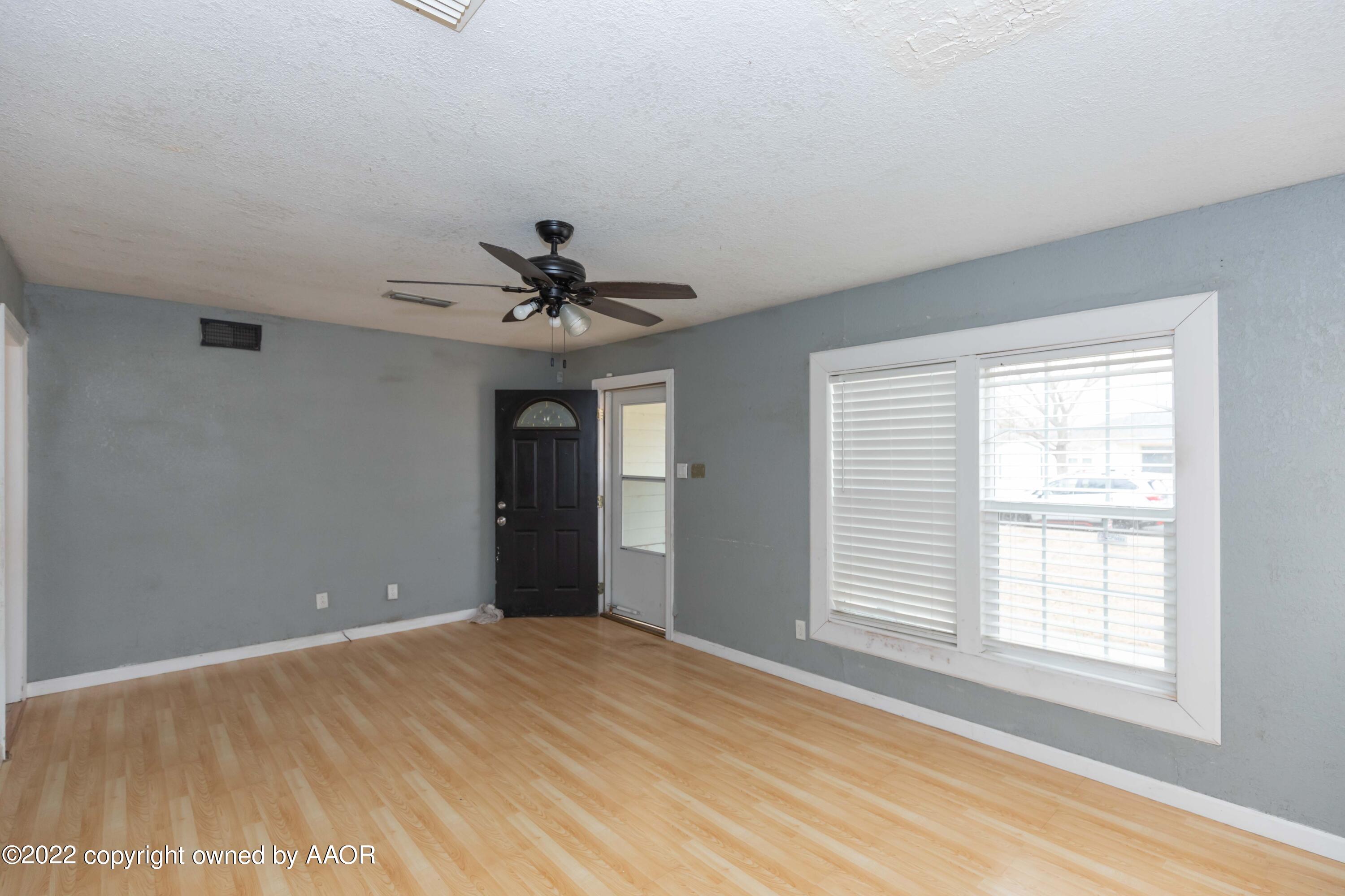 4013 Parker Street Amarillo, TX 79110 - Photo 5 of 23 LIVING ROOM VIEW 2