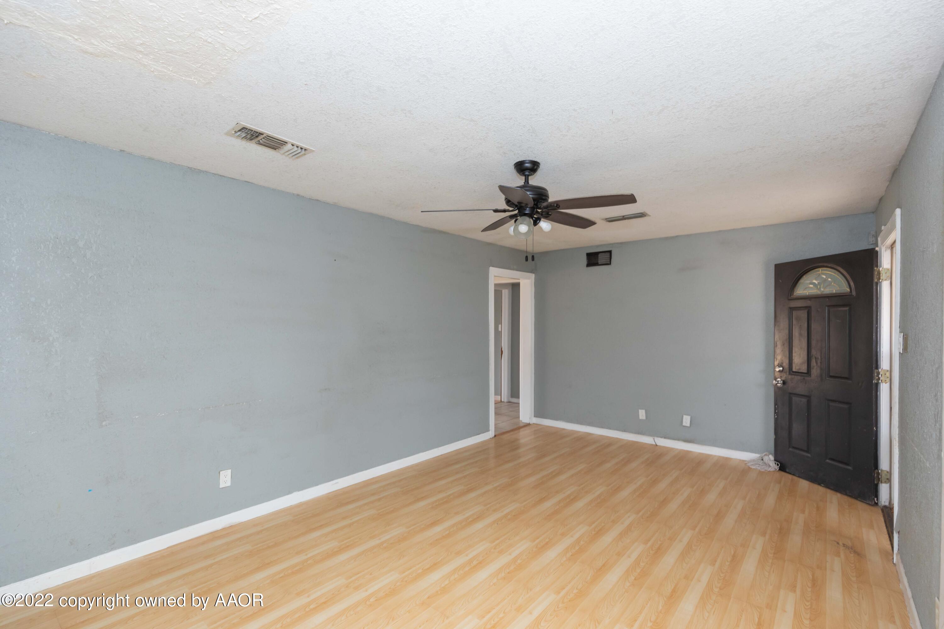 4013 Parker Street Amarillo, TX 79110 - Photo 6 of 23 LIVING ROOM VIEW 3