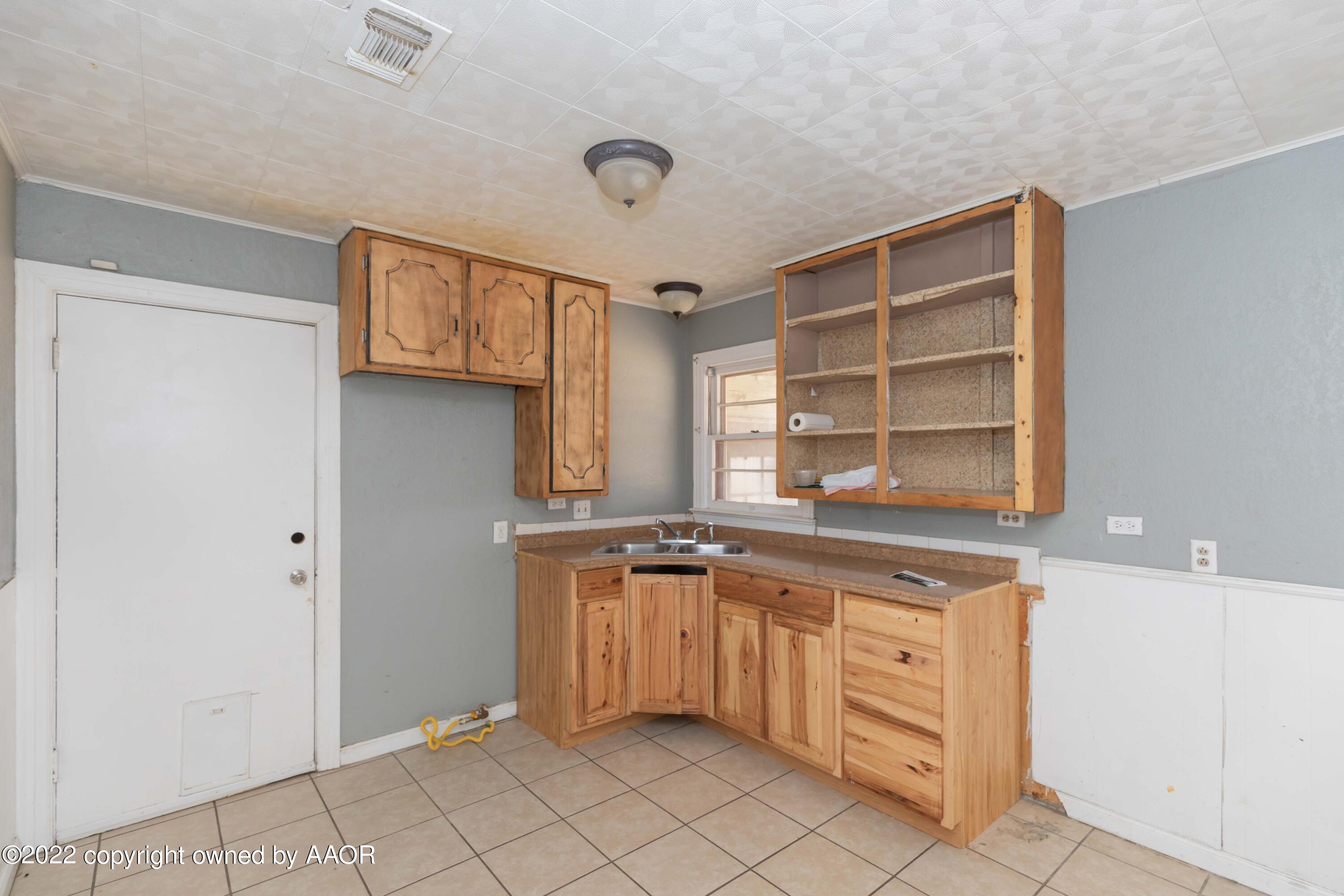 4013 Parker Street Amarillo, TX 79110 - Photo 7 of 23 KITCHEN VIEW 1