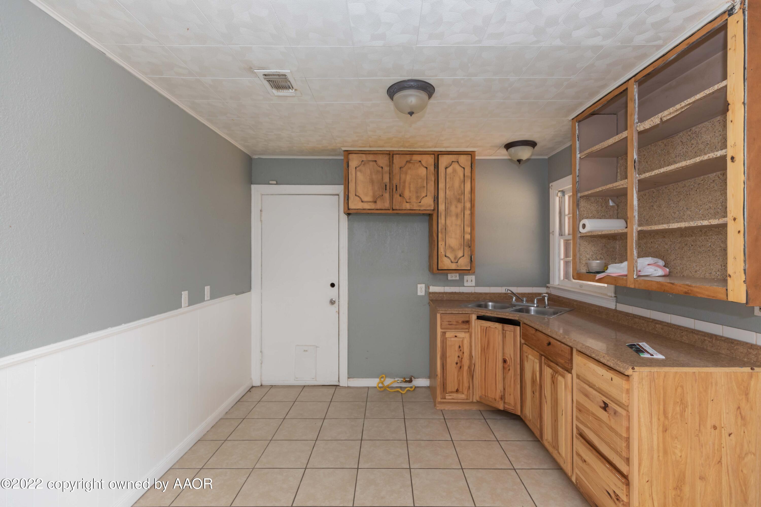 4013 Parker Street Amarillo, TX 79110 - Photo 8 of 23 KITCHEN VIEW 2
