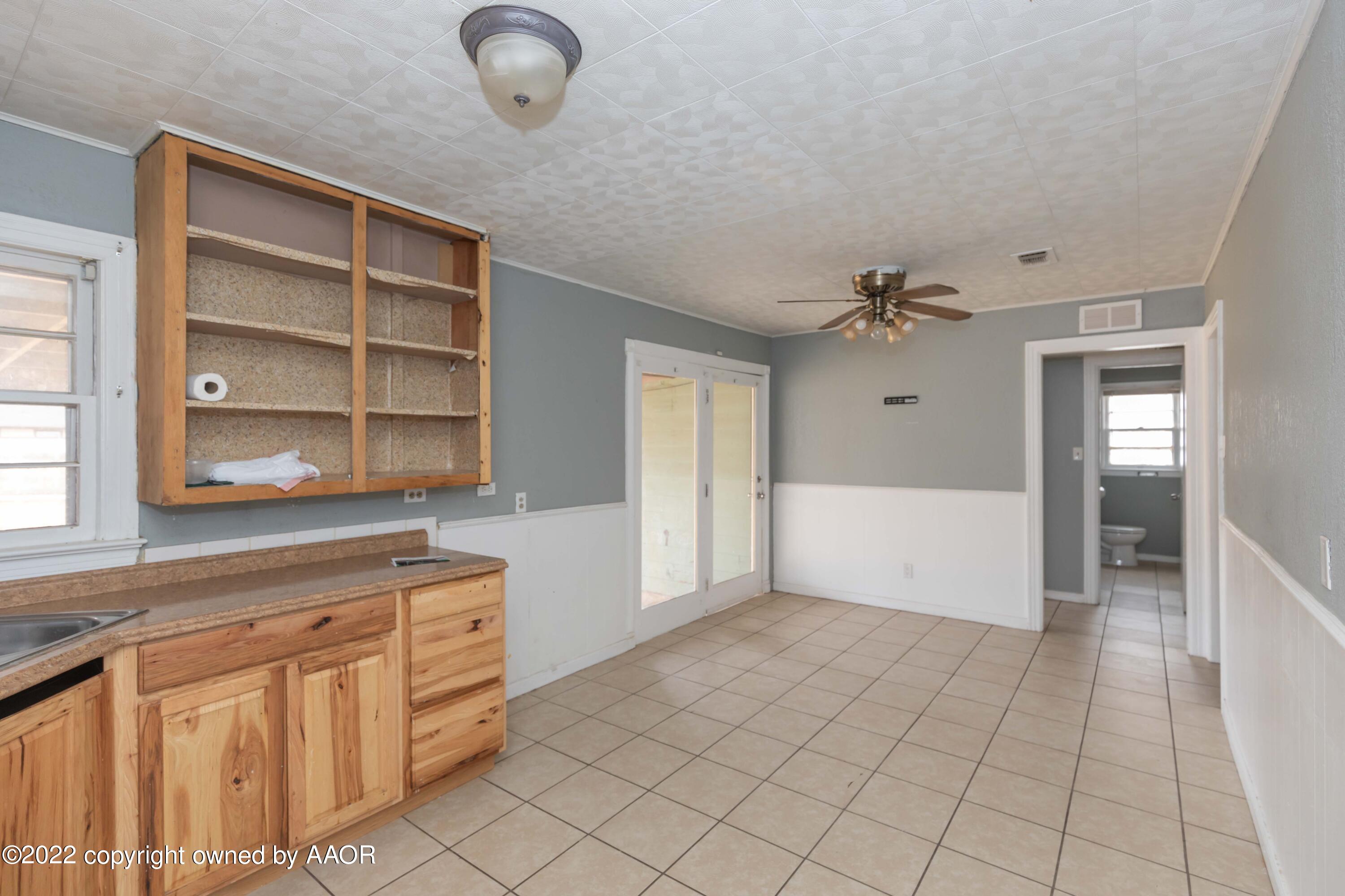 4013 Parker Street Amarillo, TX 79110 - Photo 9 of 23 KTICHEN VIEW 3