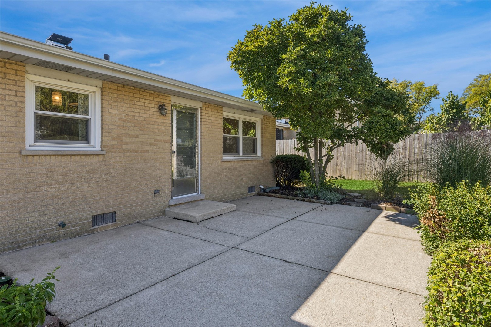 1310 Iroquois Lane Darien, IL 60561 - Photo 21 of 22 front view of a house