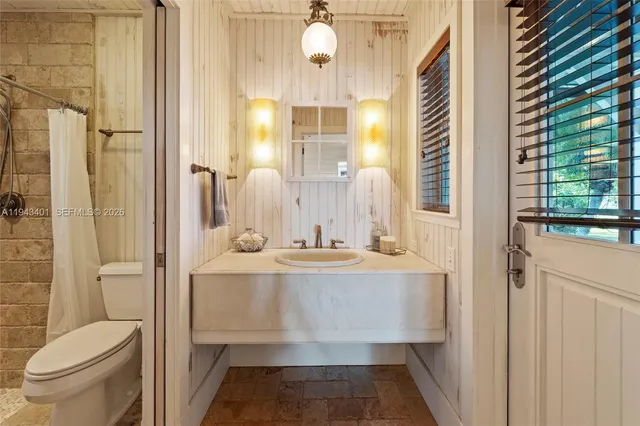 a view of a house with swimming pool and a yard