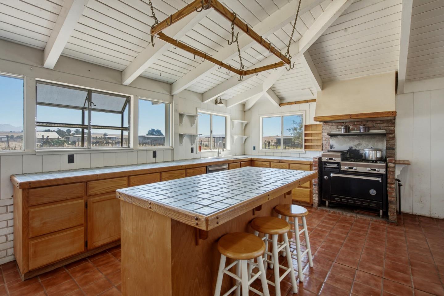 433 Mansfield Road Hollister, CA 95023 - Photo 8 of 49