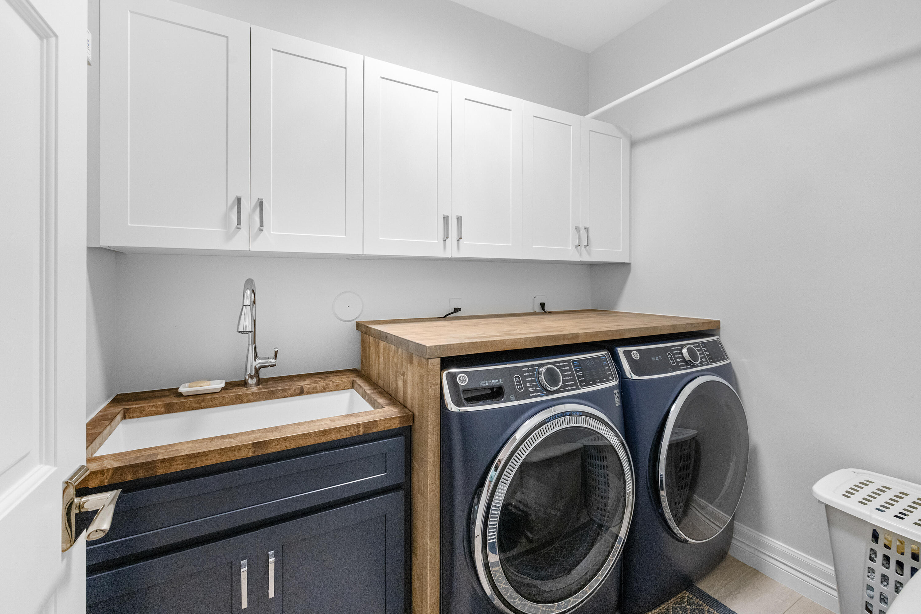 19850 Loxahatchee Pointe Drive Jupiter, FL 33458 - Photo 45 of 66 Laundry room