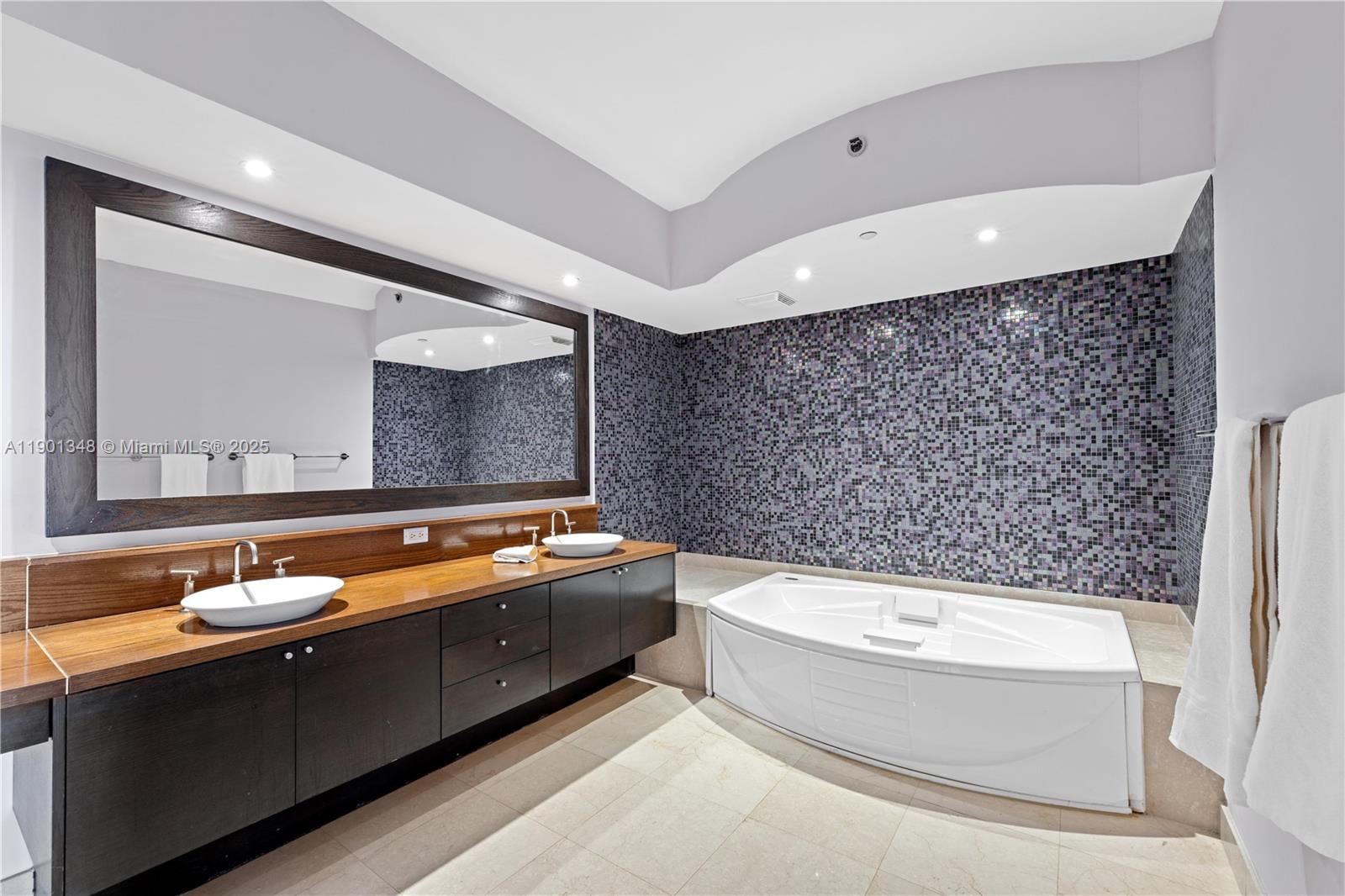 400 Alton Road, Unit 3006 Miami Beach, FL 33139 - Photo 15 of 28 a bathroom with a bathtub and a sink