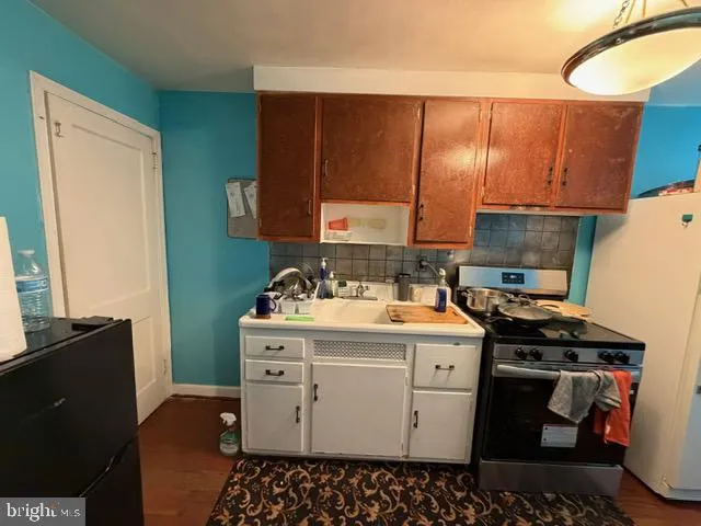 a view of a kitchen with washer and dryer