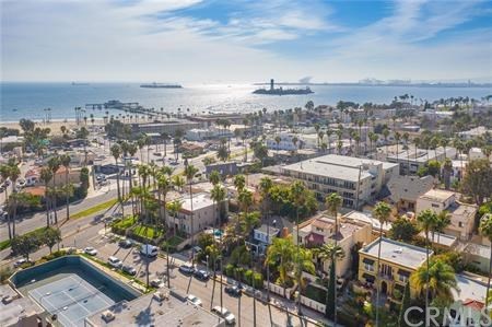 360° view from your private, roof top deck! Long Beach is bursting with coastal attractions and a vibrant shopping and restaurant district!