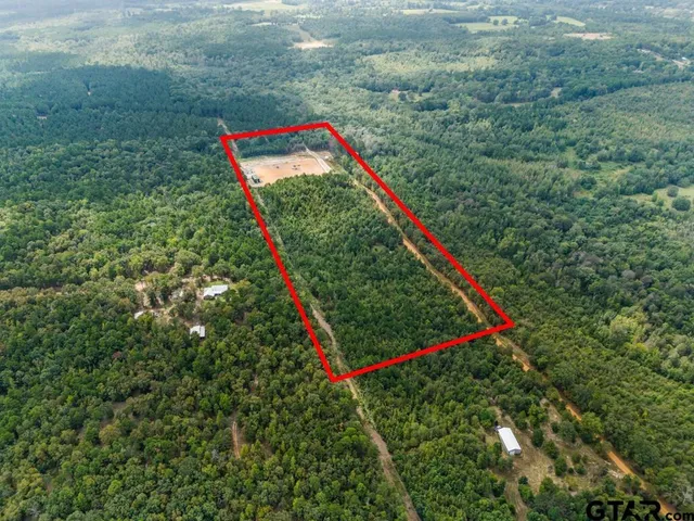 a view of a backyard with table and chairs