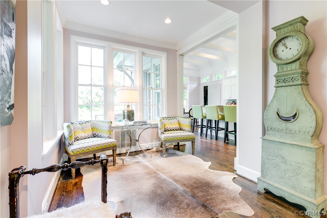 14 Roslyn Road Richmond, VA 23226 - Photo 14 of 49 a living room with furniture and a clock