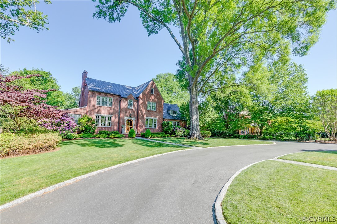 14 Roslyn Road Richmond, VA 23226 - Photo 2 of 49 a view of a house with a backyard and basketball court