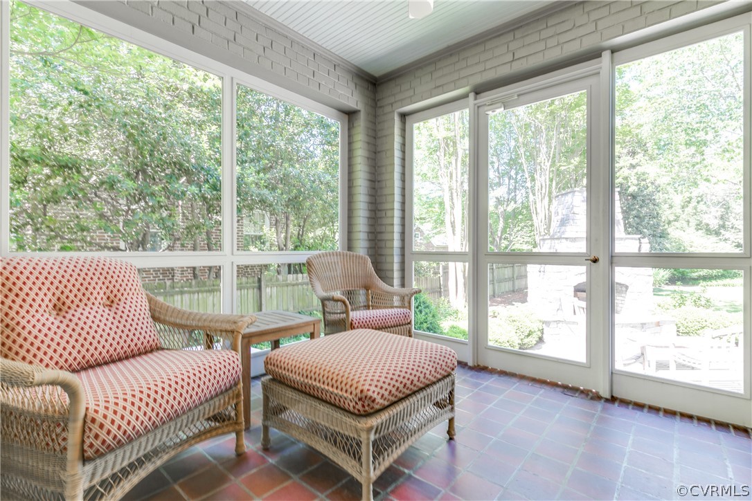 14 Roslyn Road Richmond, VA 23226 - Photo 25 of 49 a living room with furniture and a large window