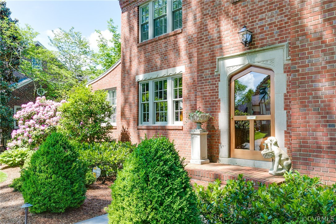 14 Roslyn Road Richmond, VA 23226 - Photo 3 of 49 front view of a house with a yard