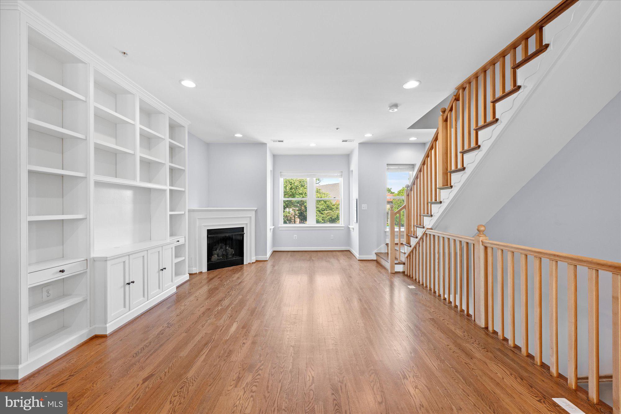 526 15th Street Southeast, Unit B Washington, DC 20003 - Photo 4 of 17 Living Room
