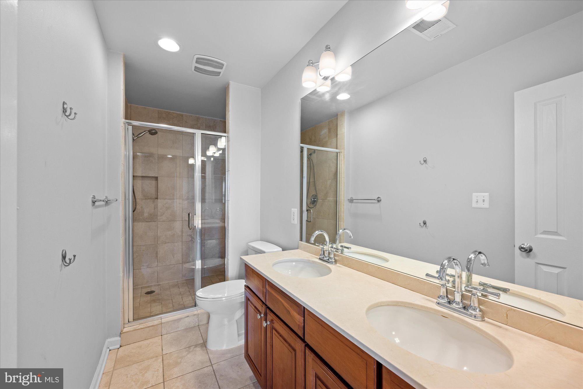 526 15th Street Southeast, Unit B Washington, DC 20003 - Photo 9 of 17 En-Suite Primary Bathroom