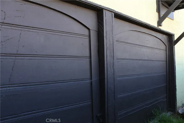 a room with a potted plant on the wall