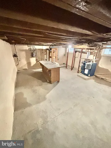 a view of entryway and kitchen area