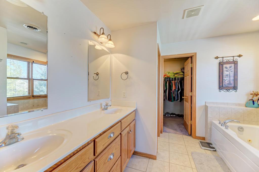 1648 Periwinkle Drive Morris, IL 60450 - Photo 22 of 40 a spacious bathroom with a tub sink and mirror