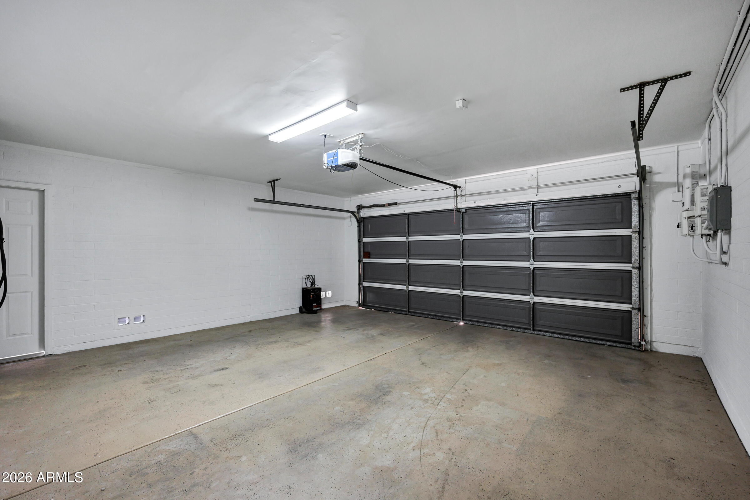11202 North 42nd Place Phoenix, AZ 85028 - Photo 34 of 55 a view of an empty room with a window