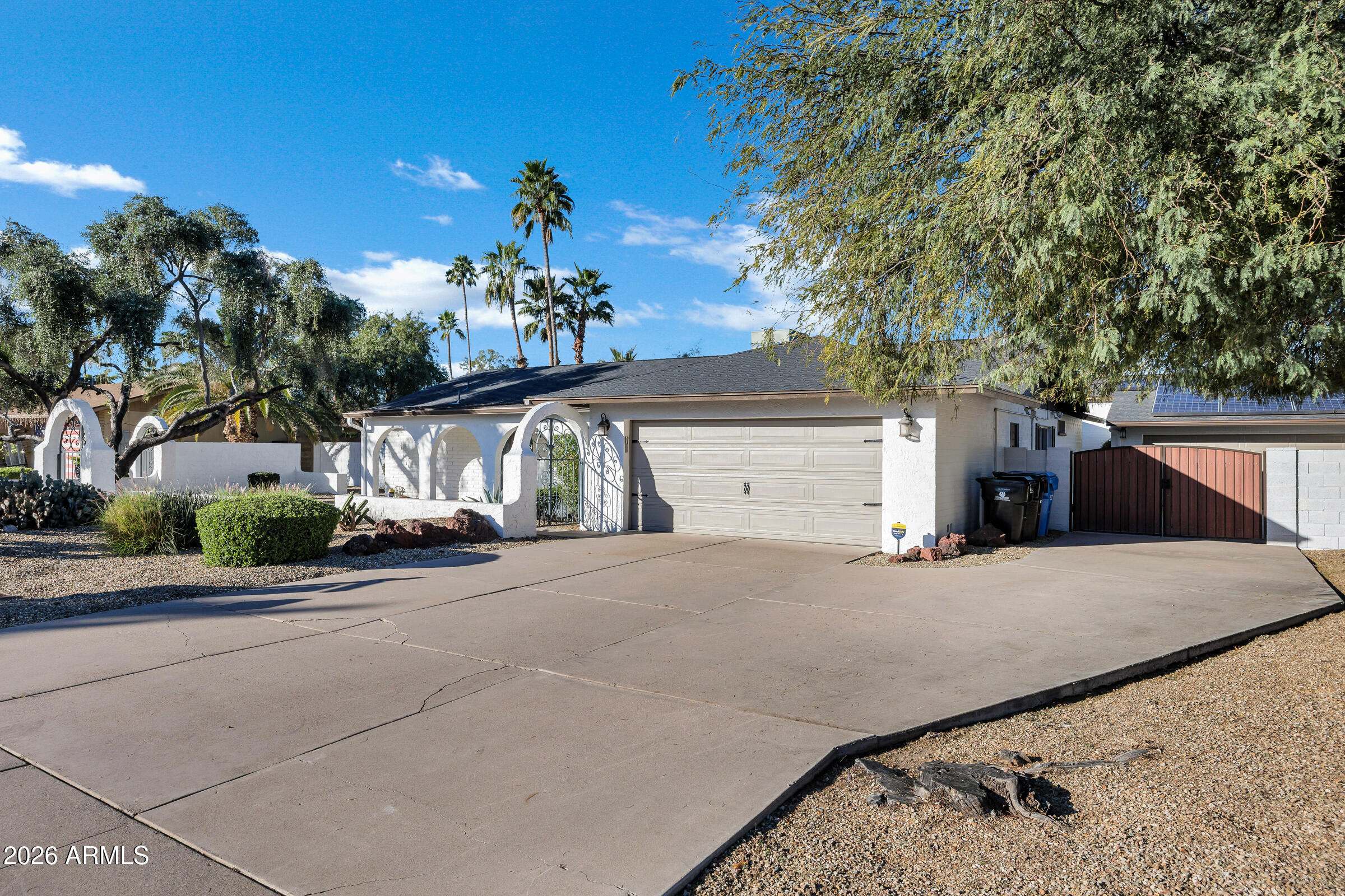 11202 North 42nd Place Phoenix, AZ 85028 - Photo 4 of 55 a view of a house with a street