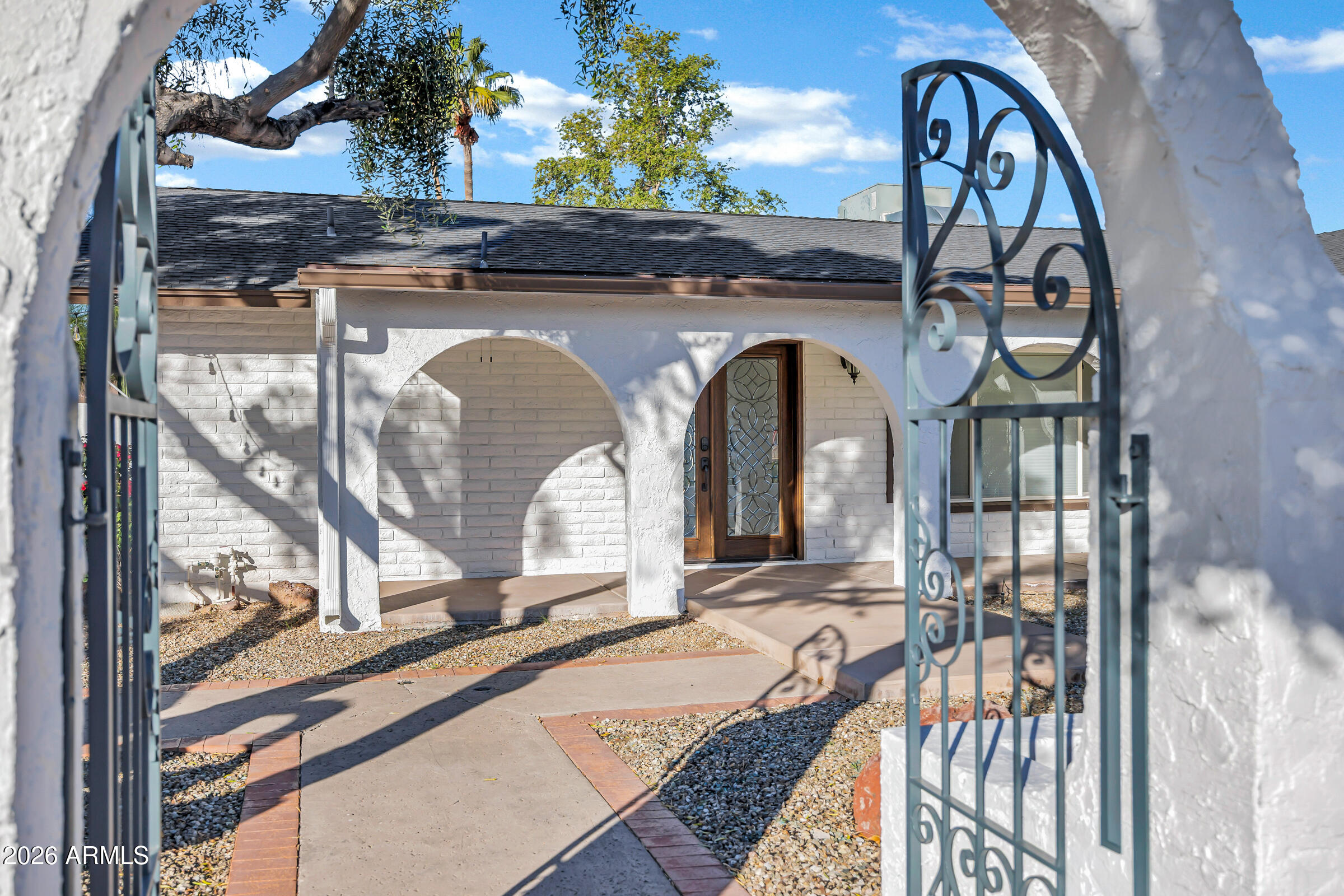 11202 North 42nd Place Phoenix, AZ 85028 - Photo 5 of 55 a front view of a house with garden