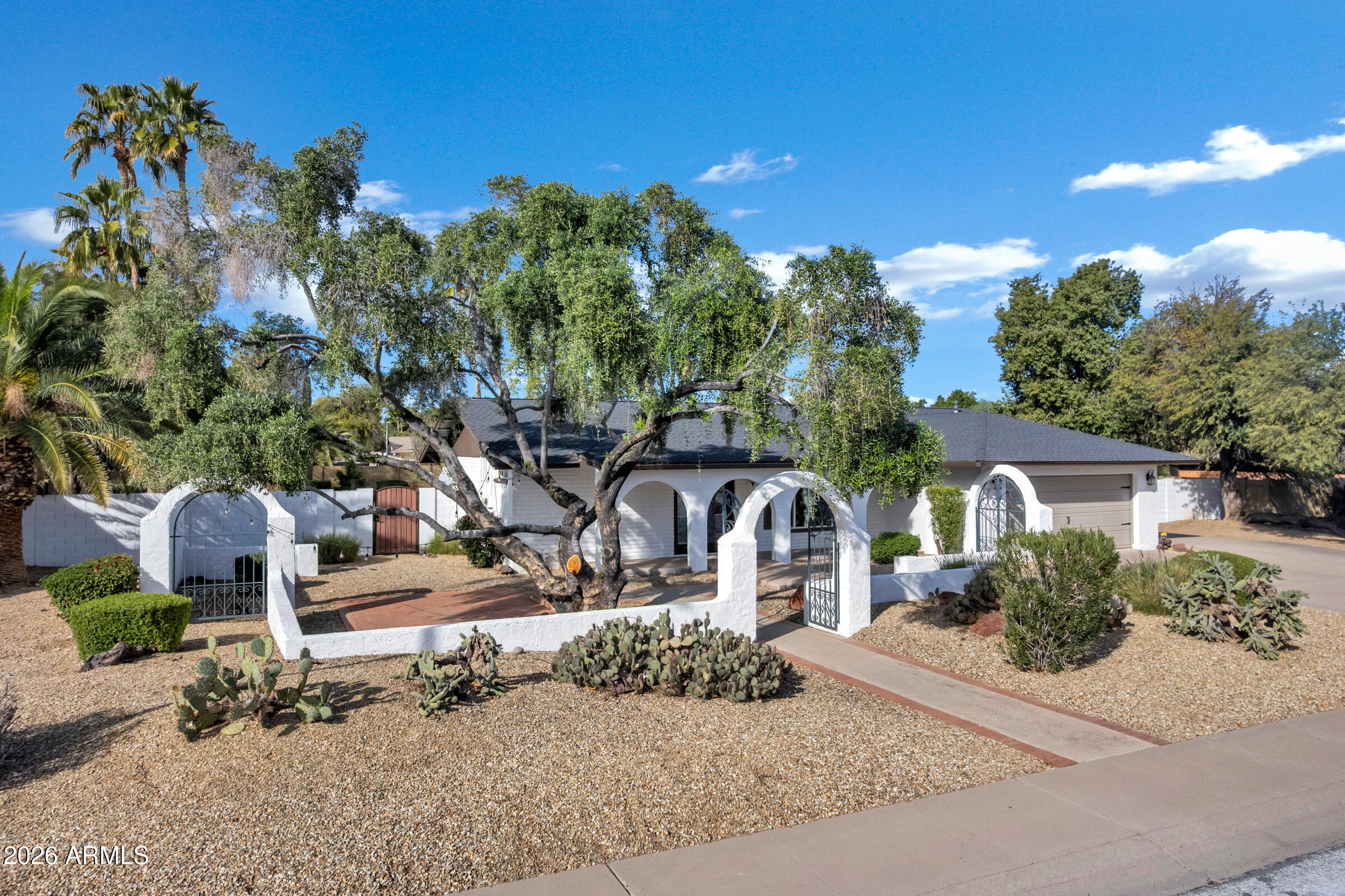 11202 North 42nd Place Phoenix, AZ 85028 - Photo 55 of 55 a front view of a house with garden