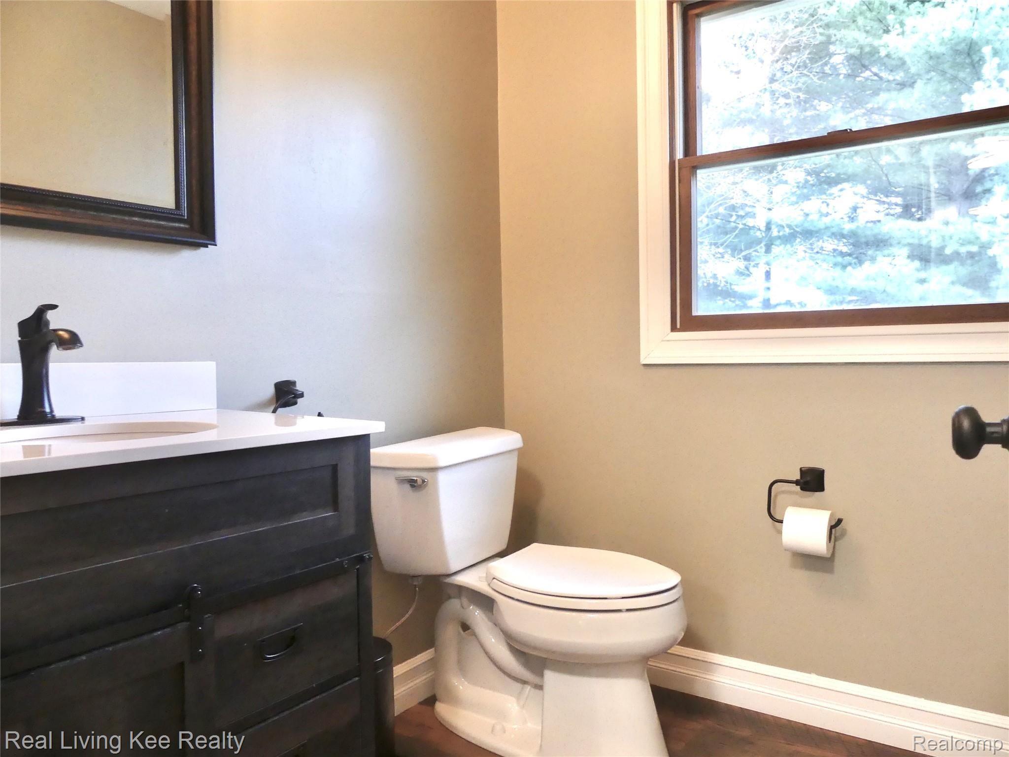 137 Aintree Road Rochester, MI 48306 - Photo 39 of 48 Remodeled 1/2 bath on main floor