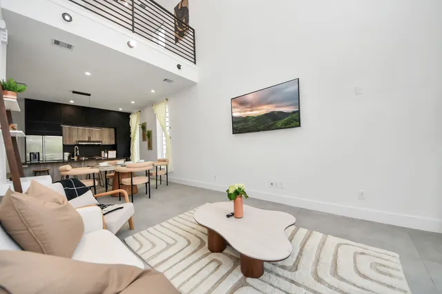 $2,700 | 2211 Staples Street, Houston, TX 77026