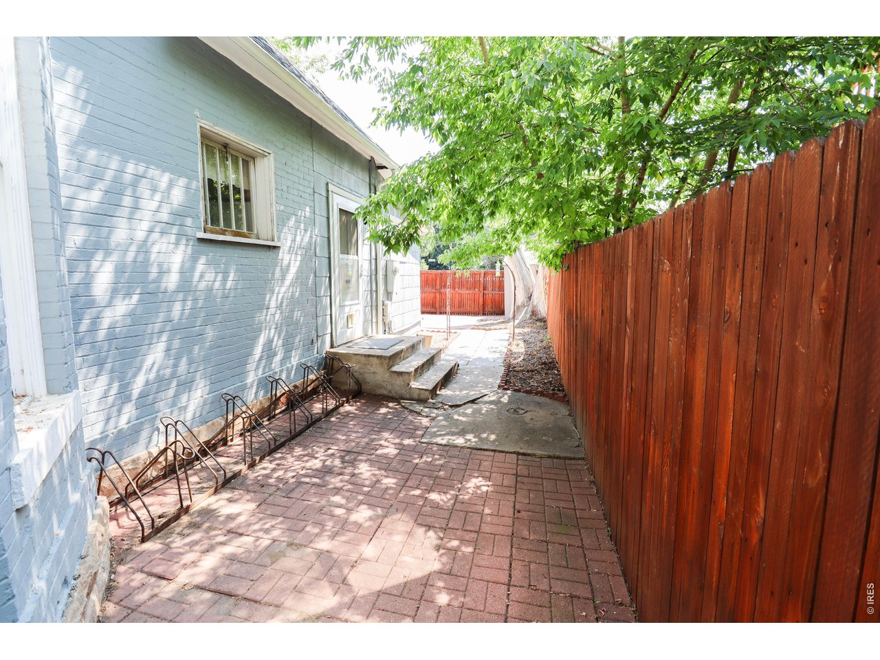 608 South Howes Street Fort Collins, CO 80521 - Photo 28 of 28 a backyard of a house with table and chairs