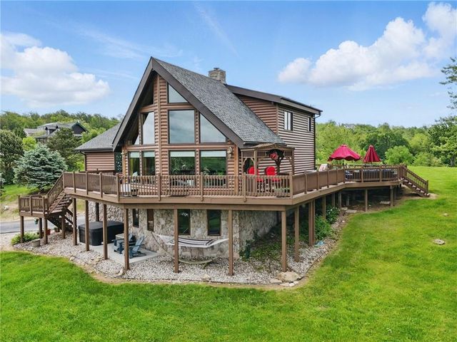 a view of house with dinning table and chairs in patio