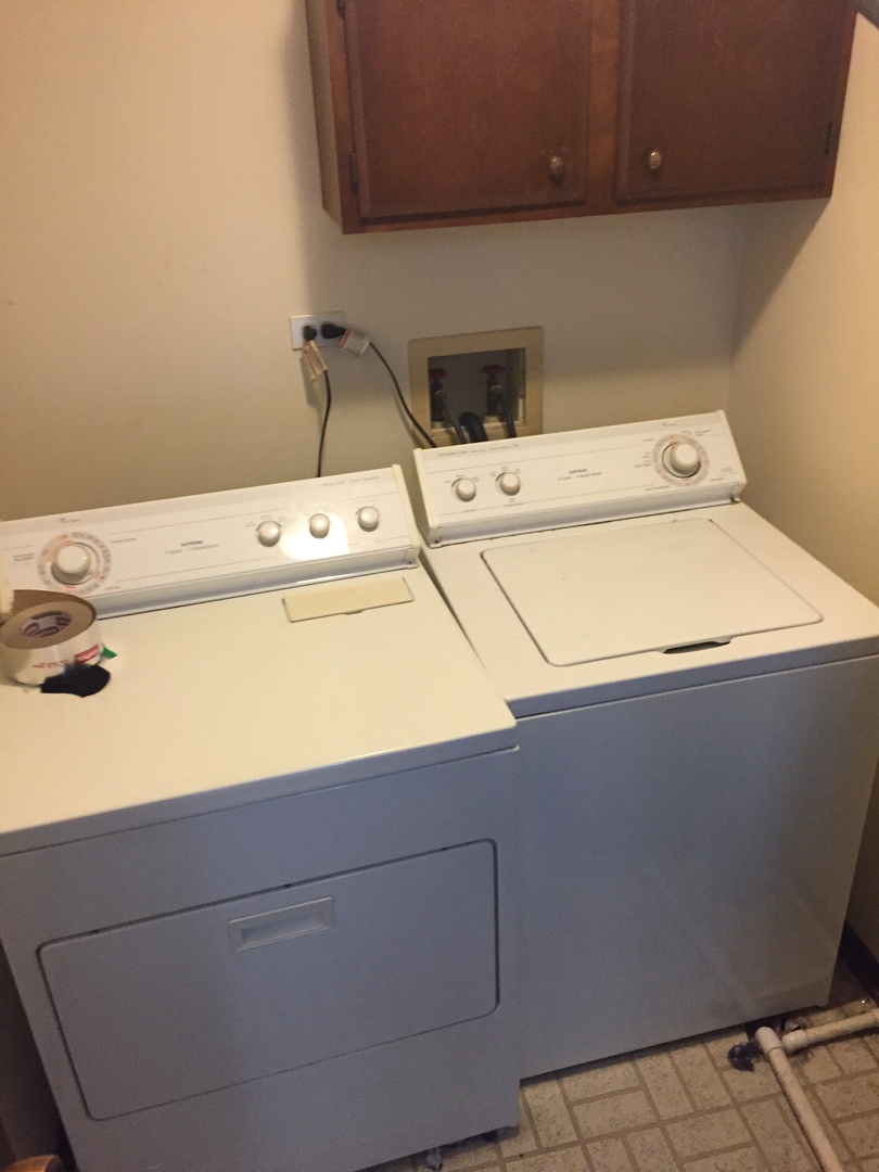 855 Johnstown Lane, Unit B Wheaton, IL 60189 - Photo 10 of 10 a utility room with dryer and washer