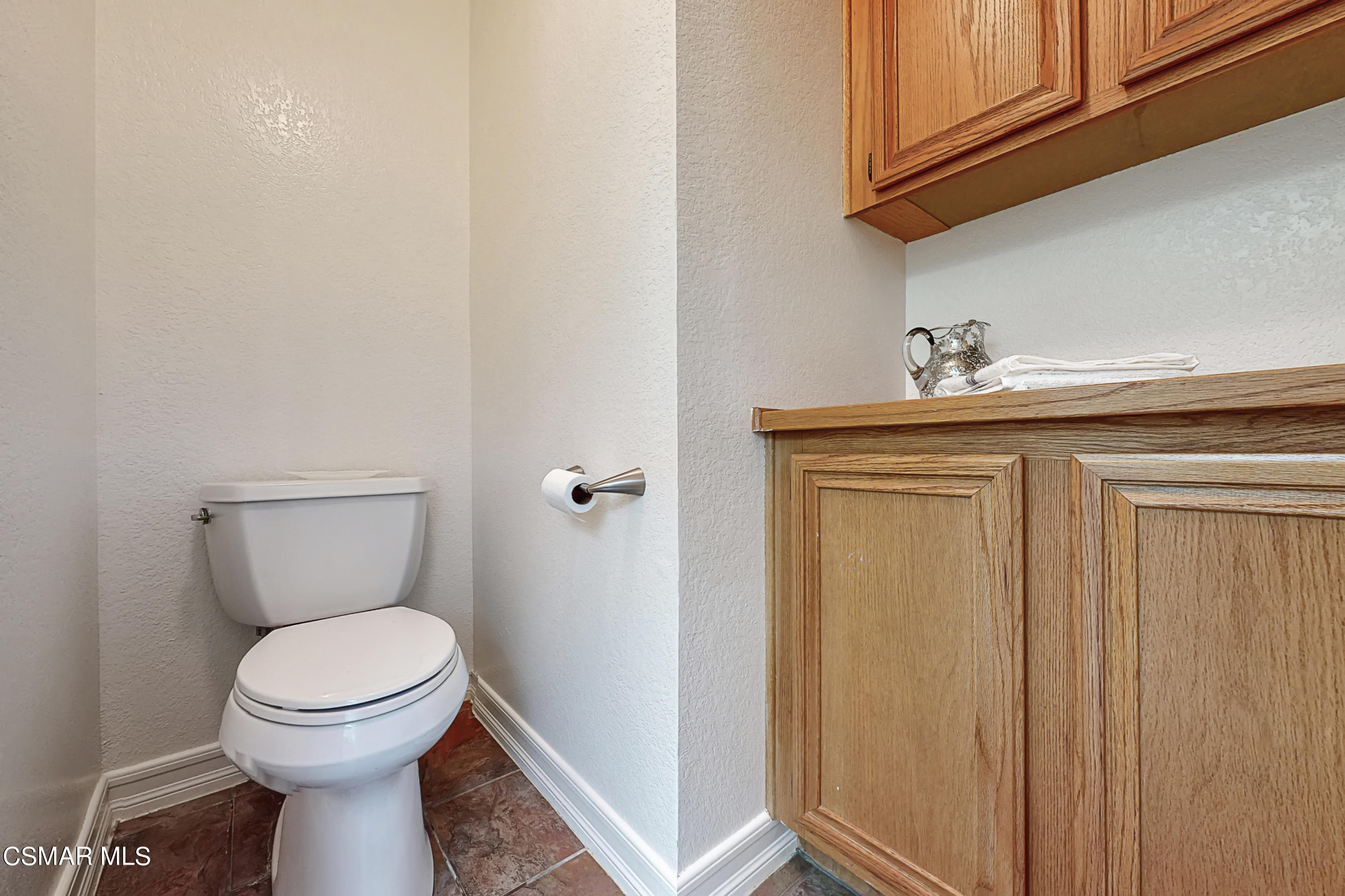 657 Cartpath Place Simi Valley, CA 93065 - Photo 31 of 50 a bathroom with a toilet a sink and mirror