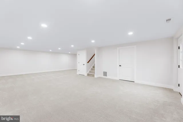 a view of yard with tree in front of it