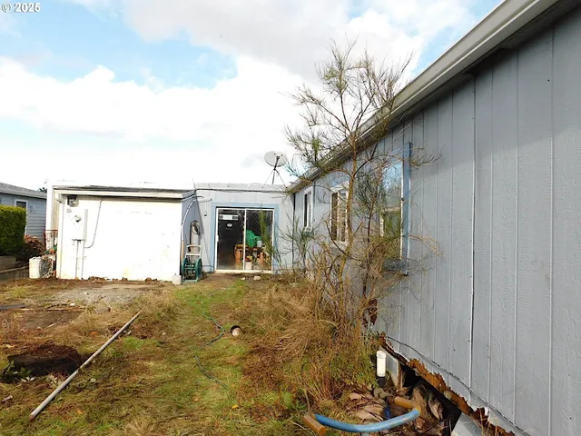 a view of a house with backyard