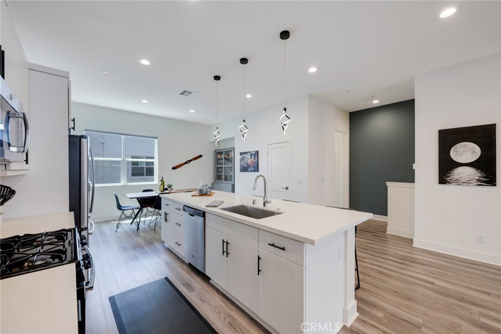 987 East Mason Lane, Unit 130 Anaheim, CA 92805 - Photo 17 of 48 Recessed lighting throughout