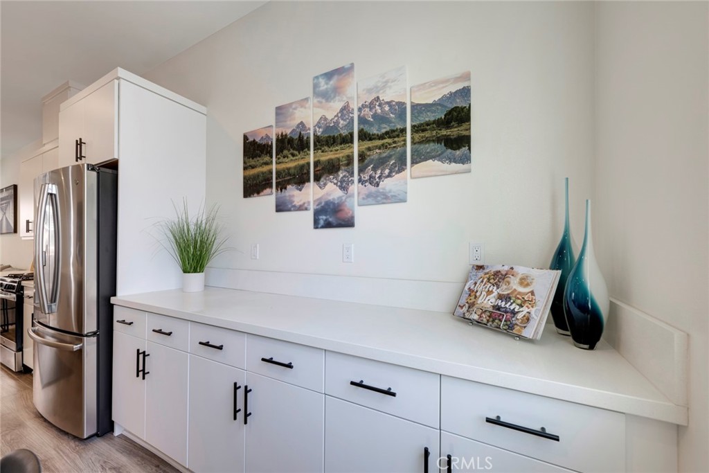 987 East Mason Lane, Unit 130 Anaheim, CA 92805 - Photo 21 of 48 Kitchen with extensive countertops and cabinets