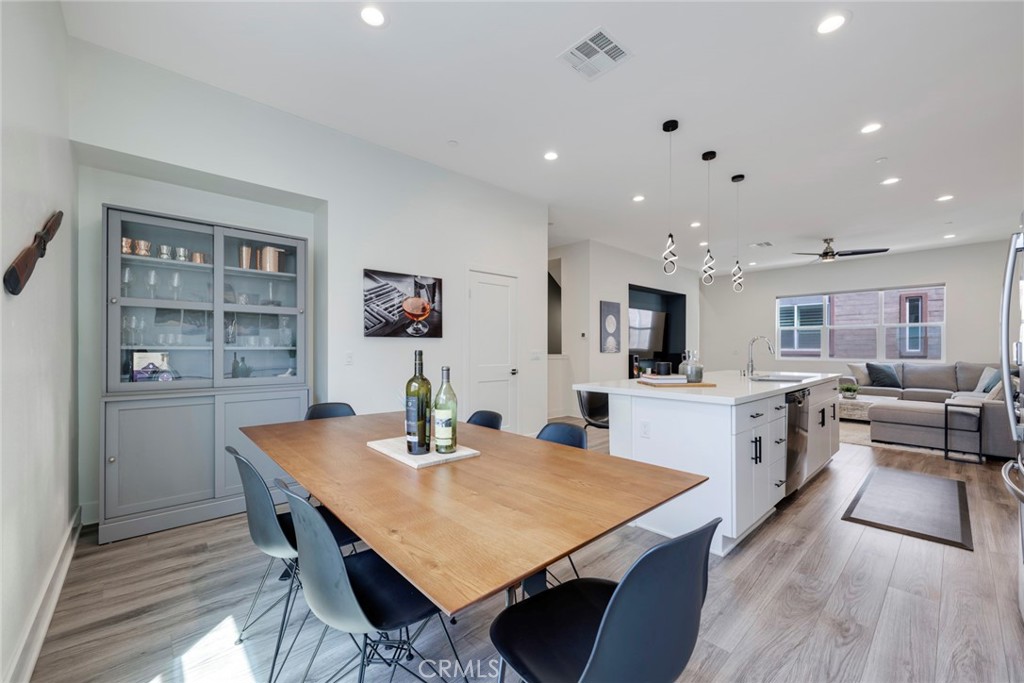 987 East Mason Lane, Unit 130 Anaheim, CA 92805 - Photo 22 of 48 Large dining area