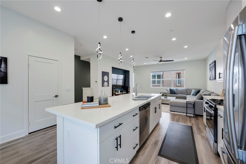 987 East Mason Lane, Unit 130 Anaheim, CA 92805 - Photo 24 of 48 Kitchen