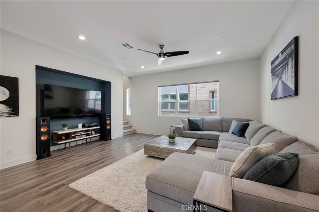 987 East Mason Lane, Unit 130 Anaheim, CA 92805 - Photo 25 of 48 Great room adjacent to kitchen