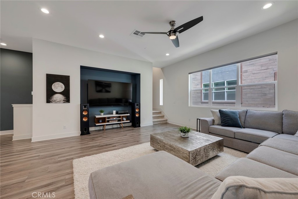 987 East Mason Lane, Unit 130 Anaheim, CA 92805 - Photo 26 of 48 Ceiling fan in great room
