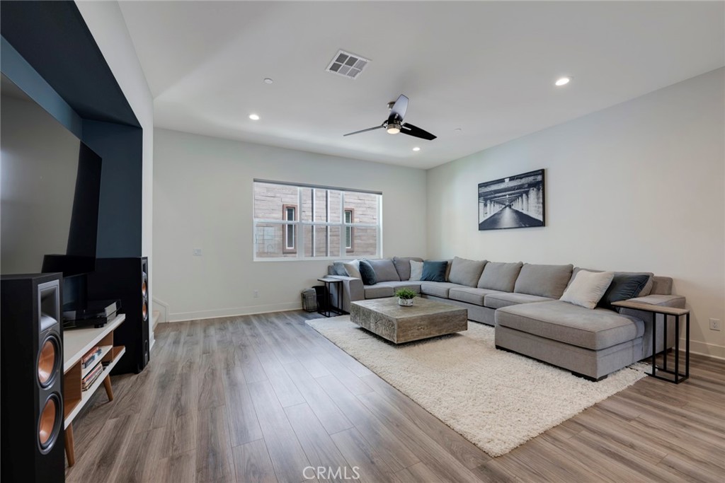 987 East Mason Lane, Unit 130 Anaheim, CA 92805 - Photo 27 of 48 Great Room with TV