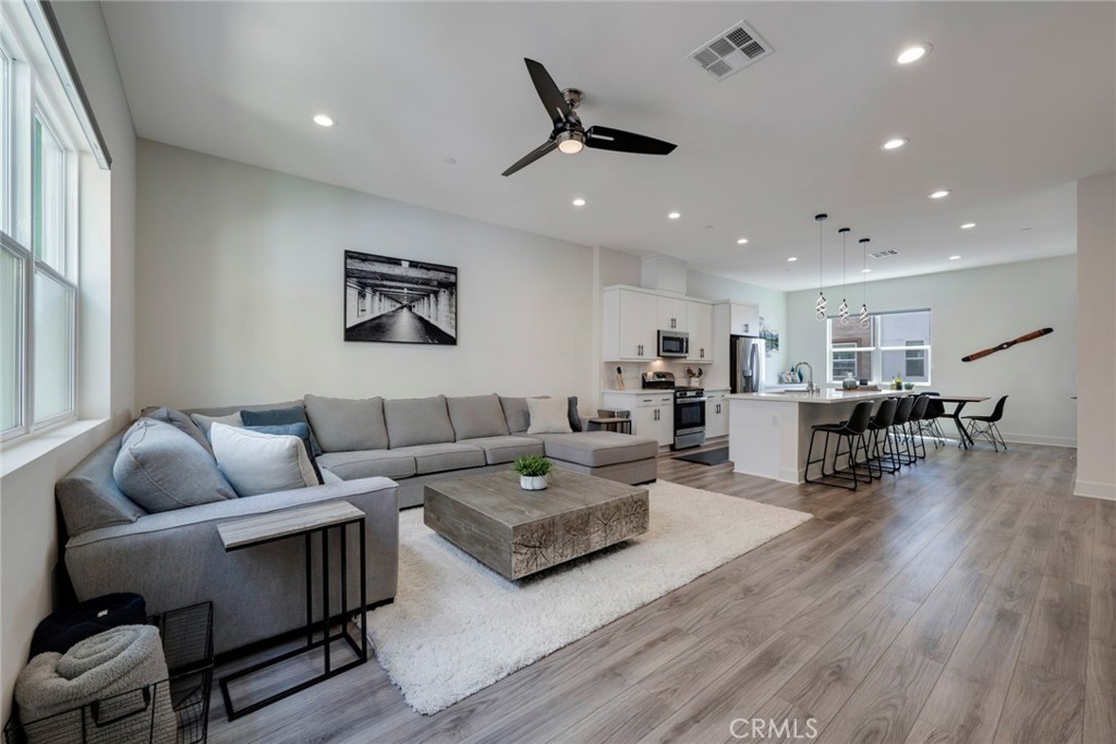 987 East Mason Lane, Unit 130 Anaheim, CA 92805 - Photo 28 of 48 Plenty of natural sun light with expansive windows