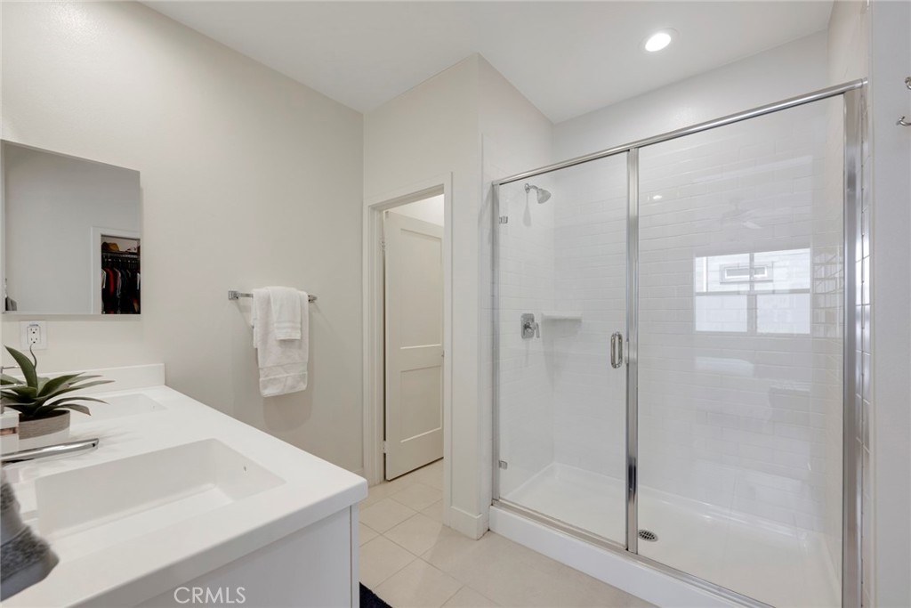 987 East Mason Lane, Unit 130 Anaheim, CA 92805 - Photo 33 of 48 Primary en suite bath with walk inshoswer