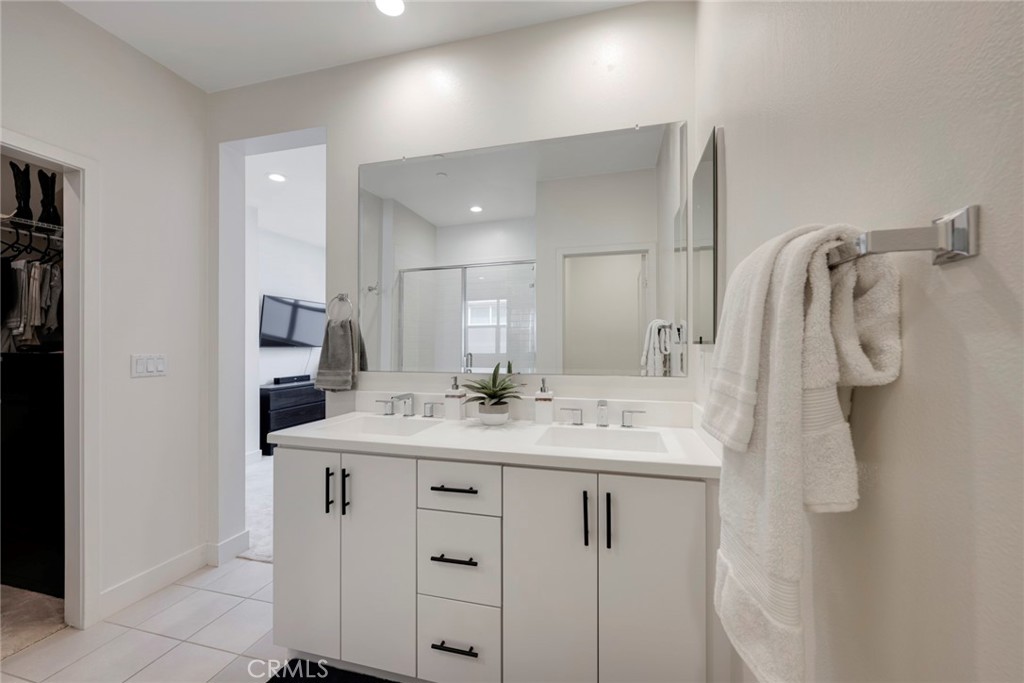 987 East Mason Lane, Unit 130 Anaheim, CA 92805 - Photo 34 of 48 Primary en suite bath with dual sinks