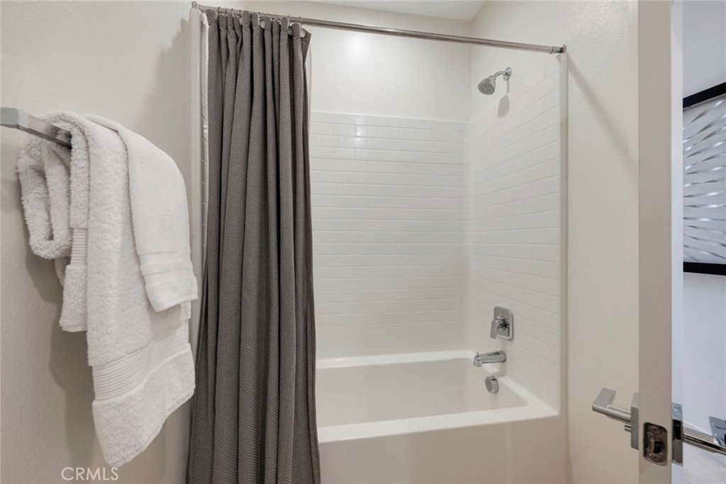 987 East Mason Lane, Unit 130 Anaheim, CA 92805 - Photo 36 of 48 Hallway bath with tub and shower