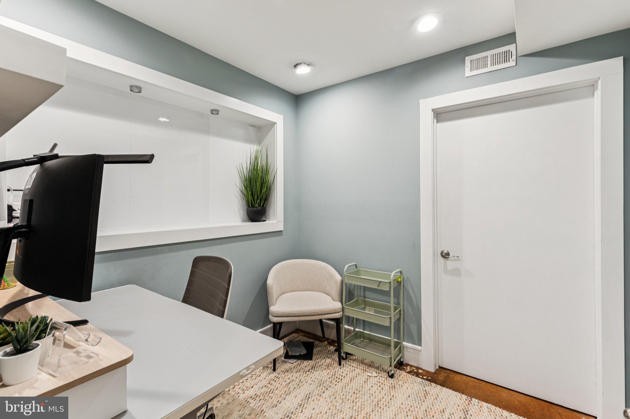 3005 Poplar Street Philadelphia, PA 19130 - Photo 44 of 53 a workspace with furniture and wooden floor