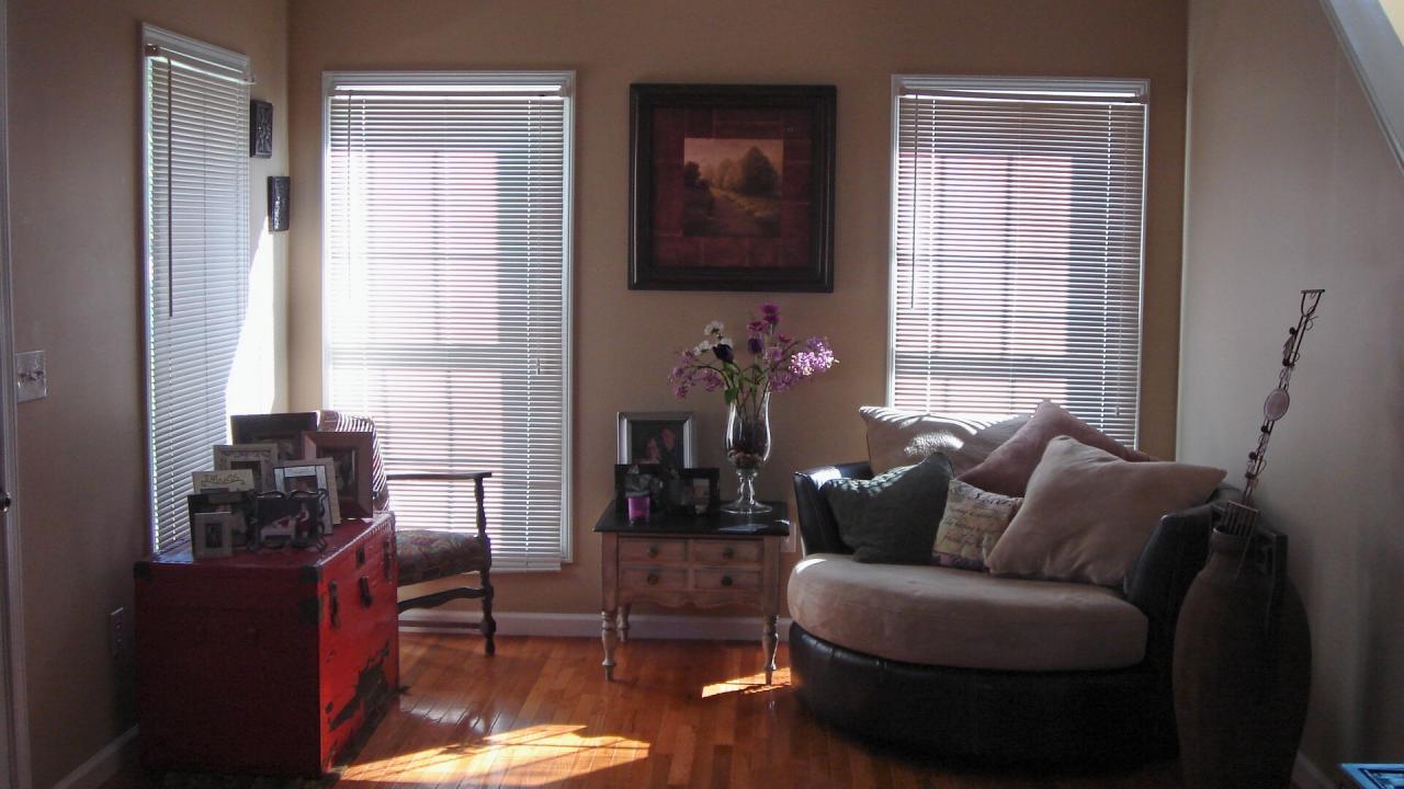 2914 Green Ridge Road Northwest Roanoke, VA 24019 - Photo 2 of 23 a living room with furniture and a window