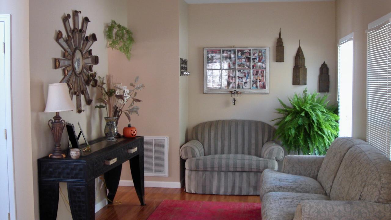 2914 Green Ridge Road Northwest Roanoke, VA 24019 - Photo 3 of 23 a living room with furniture and a potted plant