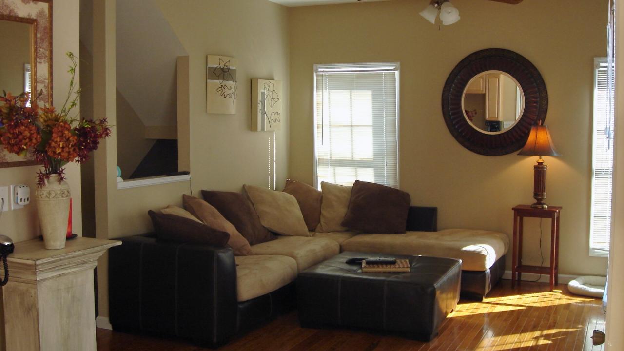 2914 Green Ridge Road Northwest Roanoke, VA 24019 - Photo 4 of 23 a living room with furniture and a window